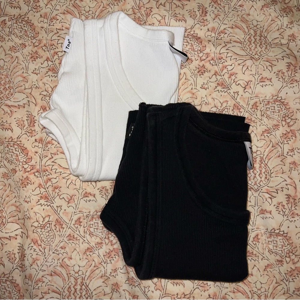 Set of 2 Aritzia TNA Homestretch Crew Cropped Tank (Black and White)